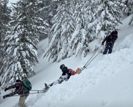 lendohet-nje-person-ne-brezovice,-skiatoreve-u-behet-thirrje-te-perdorin-vetem-pistat-zyrtare