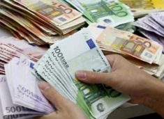 borxhi-ne-banka,-mbi-600-milione-euro-mbiterheqje-nga-qytetaret-dhe-bizneset