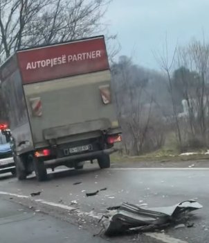 aksident-mes-dy-automjeteve-ne-rastavice-te-decanit,-nje-i-lenduar