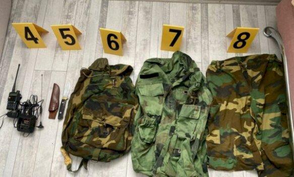 bastisje-ne-leposaviq-–-gjenden-arme,-pjese-te-uniformave-dhe-flamuj-te-serbise