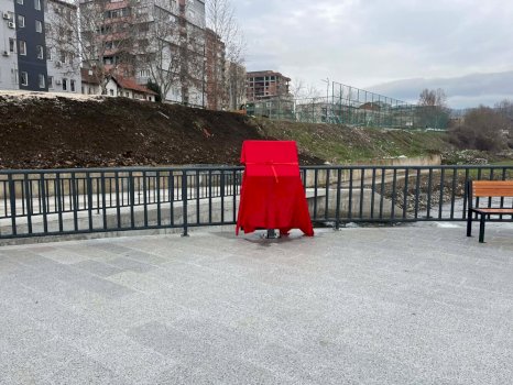 vendoset-pllaka-per-viktimat-e-nates-se-tmerrit-ne-mitrovice,-peci:-mesazh-qe-gjak-u-derdh-edhe-pas-clirimit