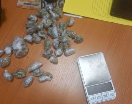 policia-arreston-tre-‘dilere’-ne-mitrovice,-gjen-rreth-50-qese-me-droge