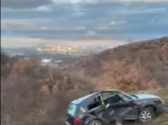 aksident-ne-dollc-te-klines,-vetura-perfundon-skaj-rruges