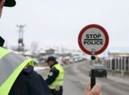 tejkaloi-kolonen-permes-trotuarit,-gjobitet-vozitesi-dhe-i-merret-leja-per-3-muaj