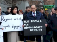 protestuesja:-ata-me-lluks-e-xhipa-te-zi-e-na-kemi-mbet-ne-terr