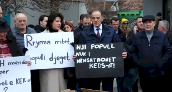 Protestuesja  Ata me lluks e xhipa të zi e na kemi mbet në terr