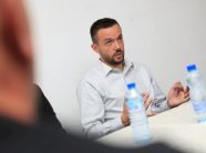 tahiri:-kurti-nuk-e-do-vjosa-osmanin-per-presidente,-do-personalitete-te-tjera-ku-e-shtrin-kontrollin-e-tij-direkt