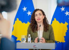 presidentja-osmani:-rruga-e-kosoves-drejt-nato-s-dhe-be-se-eshte-e-pandalshme,-marredheniet-me-shba-po-thellohen