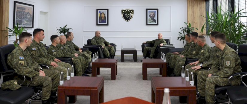 komandanti-i-fsk-se-dekoroi-me-medalje-pjesetaret-qe-kane-qene-ne-operacionin-e-kerkim-shpetimit-ne-shqiperi