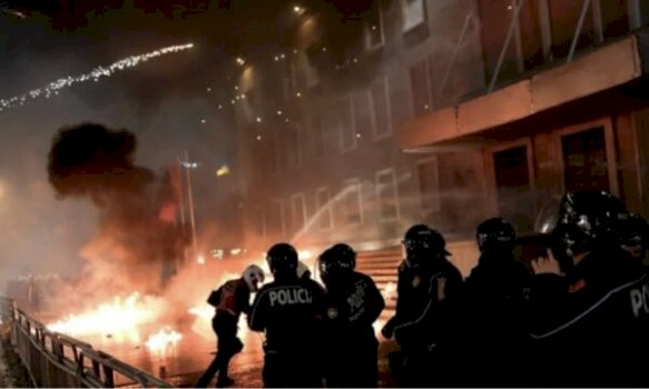 kaos-para-parlamentit-te-shqiperise:-hidhen-molotov-dhe-fishekzjarre,-policia-reagon-me-gaz-lotsjelles