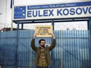 trimi-me-parulle-me-aksion-simbolik-para-eulex-it:-nese-me-mbrojte-shtepine-time-eshte-krim,-atehere-edhe-une-jam-fajtor!