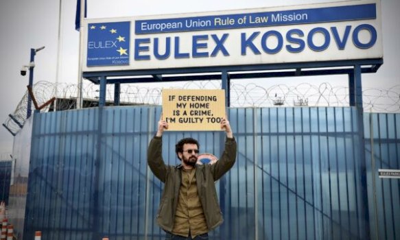 trimi-me-parulle-me-aksion-simbolik-para-eulex-it:-nese-me-mbrojte-shtepine-time-eshte-krim,-atehere-edhe-une-jam-fajtor!