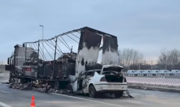 automjetet-u-dogjen,-shoferi-i-vetures-me-lendime-te-renda-pas-ndeshjes-me-nje-kamion-ne-shkup