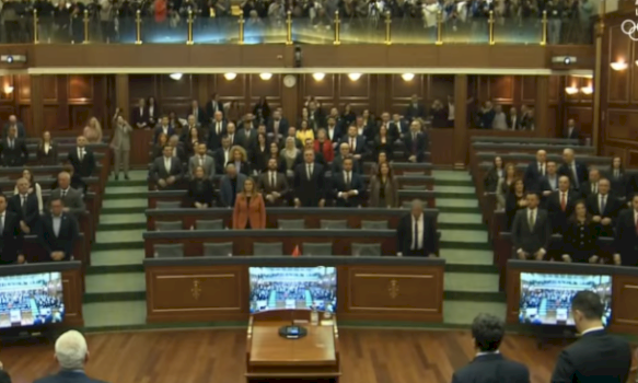 Lista Serbe lëshoi sallën gjatë kohës kur filloi të intonohet himni i Republikës së Kosovës