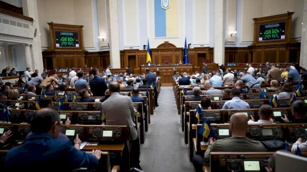 helmim-masiv-i-deputeteve-ukrainas-–-autoritetet-japin-versionin-e-pare-se-si-ndodhi