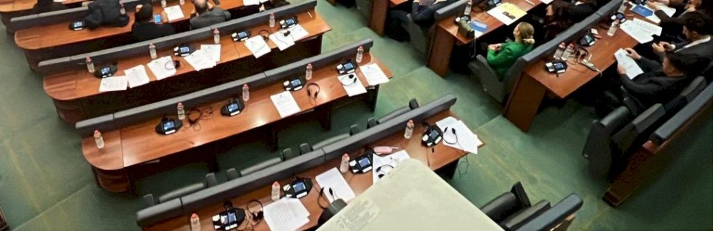 deputetet-e-listes-serbe-leshojne-sallen-kur-lexohet-“rezoluta-per-hagen”