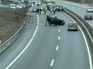 publikohen-pamje-te-reja-nga-aksidenti-te-“kroi-i-mbretit”,-vetura-e-rrokullisur-ne-mes-te-rruges