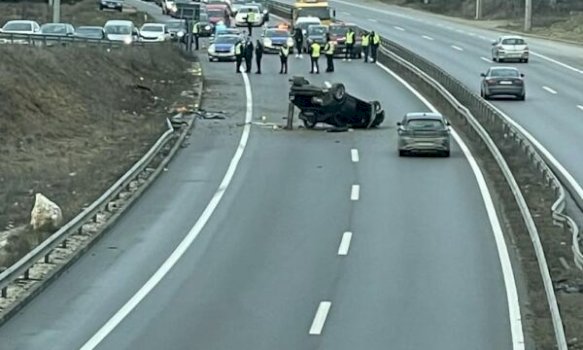 publikohen-pamje-te-reja-nga-aksidenti-te-“kroi-i-mbretit”,-vetura-e-rrokullisur-ne-mes-te-rruges