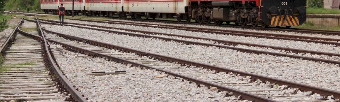 punimet-hekurudhore-bllokojne-perkohesisht-rrugen-fushe-kosove-–-mitrovice