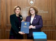 mimoza-kusari-e-pranon-detyren-nga-rozeta-hajdari:-pas-15-viteve-rikthehem-ne-krye-te-ministrise-se-tregtise