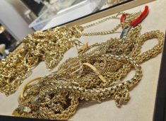 mbi-44-kg-ari-dhe-para-te-gatshme-–-krejt-cak-u-gjet-gjate-aksionit-ne-peje-ku-cak-ishin-argjendarite