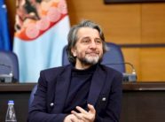 beteja-me-qeverine-per-buxhetin,-rama-neser-mban-konference-per-media