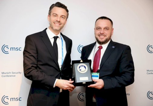 modernizimi-i-flotes-ushtarake,-maqedonci-nenshkruan-kontrate-me-mercedes-benz-per-furnizimin-me-kamione-taktike