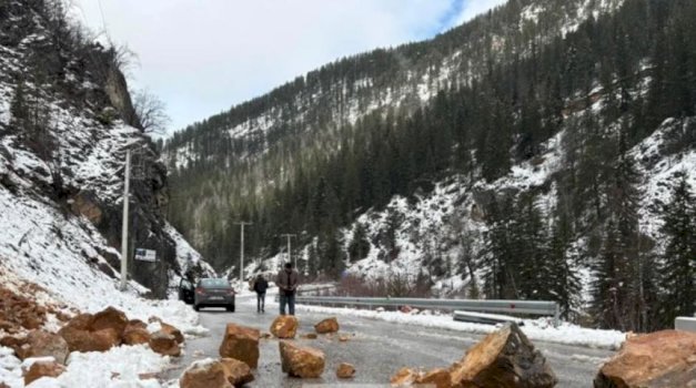 rreshqitje-guresh-ne-rrugen-peje-rugove,-veshtiresohet-qarkullimi