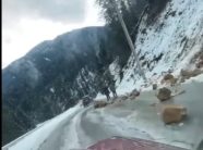 rreshqitje-guresh-ne-boge-te-rugoves,-njera-korsi-ndalohet-per-qarkullim