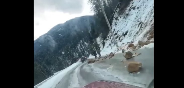 rreshqitje-guresh-ne-boge-te-rugoves,-njera-korsi-ndalohet-per-qarkullim