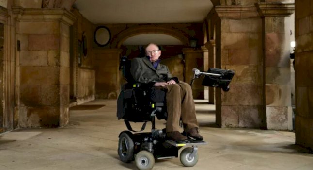 fundi-i-botes-apo-shtepi-e-re-ne-yje?-cfare-po-ndodh-me-profecine-e-stephen-hawking