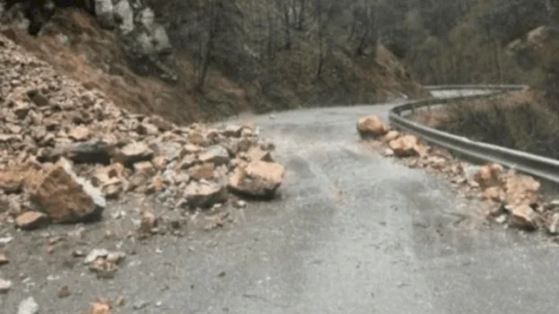 policia-apelon-per-kujdes-ne-rrugen-peje–rugove,-shkak-shembja-e-gureve-pas-reshjeve