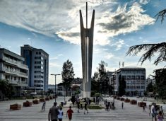 ambasadori-faruk-ajeti:-emri-i-prishtines-perditesohet-ne-platformat-gjermane-te-udhetimeve