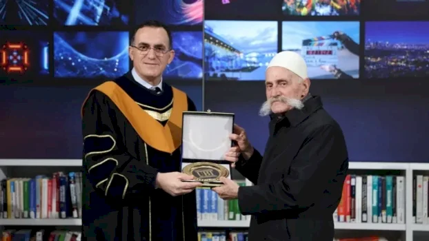 ubt-nderon-familjen-jashari-me-dekoraten-jetesore-te-nderit