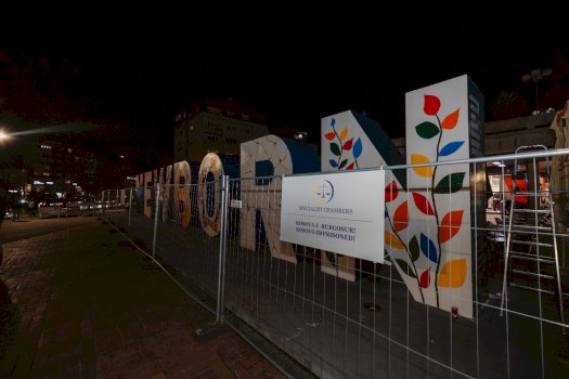 “burgoset”-newborn,-aktivistet-e-”-liria-ka-emer”-vendosin-rrethoja-simbolike-te-gjykates-speciale