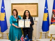 presidentja-i-ndan-medaljen-presidenciale-te-meritave-deputetes-britanike,-alicia-kearns