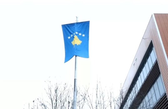 ngritet-flamuri-i-kosoves-ne-18-vjetorin-e-pavaresise