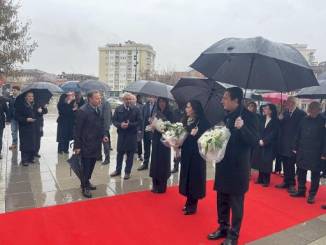 lideret-e-shtetit-bejne-nderime-te-monumenti-i-te-pagjeturve