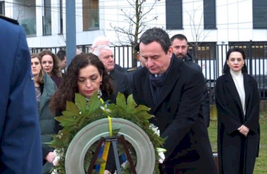 osmani-dhe-kurti-bejne-nderime-te-varri-i-adem-demacit