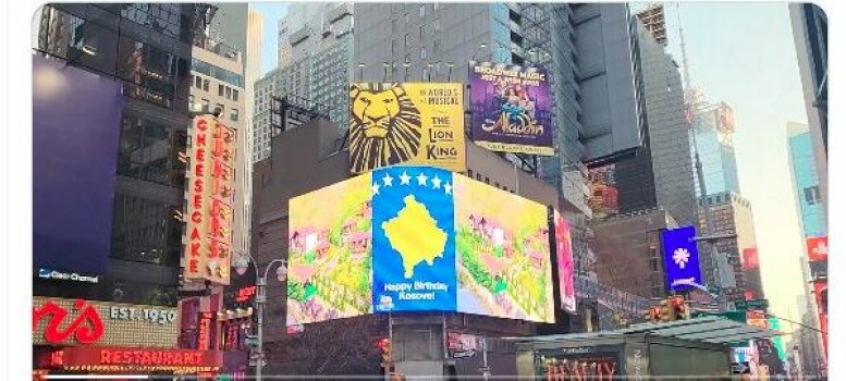 ne-ekranin-gjigant-ne-times-square-te-nju-jorkut-shfaqet-flamuri-i-kosoves-me-rastin-e-18-vjetorit-te-pavaresise