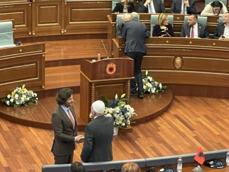 deputetja-ganimete-musliu-e-vendos-emblemen-e-uck-se-ne-foltoren-e-kuvendit