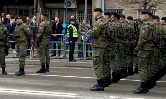 ushtaret-gati-per-parakalimin-derisa-presin-kreret-institucionale-ta-kryejne-seancen-solemne