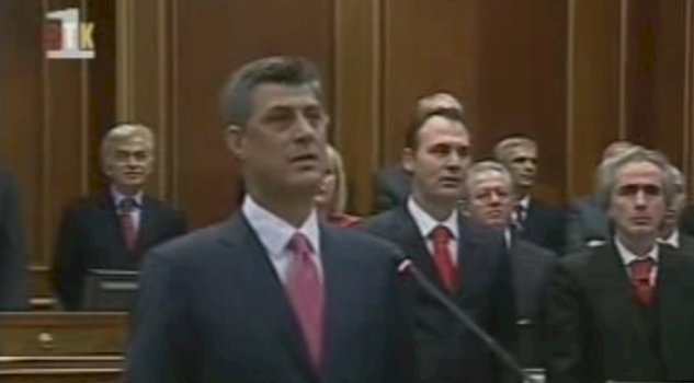 momenti-historik-kur-hashim-thaci-shpalli-pavaresine-e-kosoves