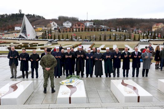 myftiu-ternava-viziton-varrezat-e-familjes-jashari-ne-prekaz