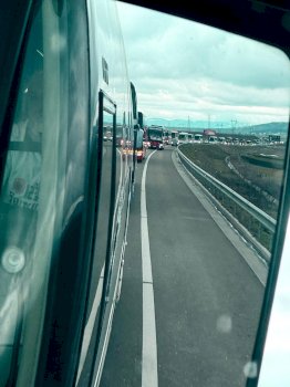 marshi-per-drejtesi-–-44-autobuse-nisen-nga-ferizaj-drejt-prishtines-ne-perkrahje-te-ish-krereve-te-uck’se