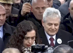 presidentja-osmani-i-bashkohet-marshit-“drejtesi,-jo-politike”