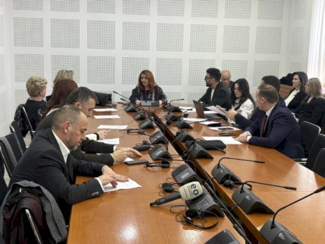 miratohet-ne-komision-projektligji-per-buxhetin-2026,-kerkohet-rritje-per-pensionet-dhe-mbeshtetje-per-autizmin