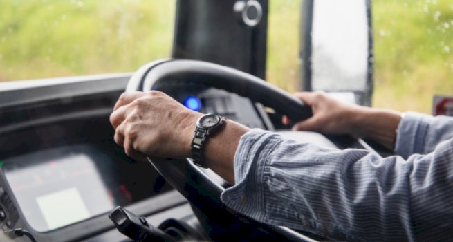 prishtine:-u-kap-duke-perdorur-telefonin-gjate-vozitjes,-i-merret-leja-per-tre-muaj-shoferit-te-autobusit