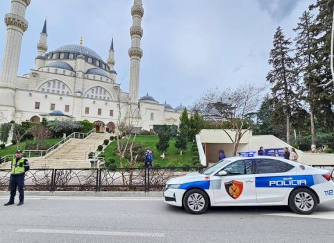 policia-ne-shqiperi-uron-besimtaret-myslimane-per-fillimin-e-muajit-te-shenjte-te-ramazanit