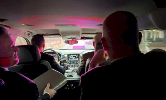 edi-rama-rruges-per-takimin-e-bordit-te-paqes-ne-shba,-nje-nga-ministrat-e-tij-publikon-fotografine